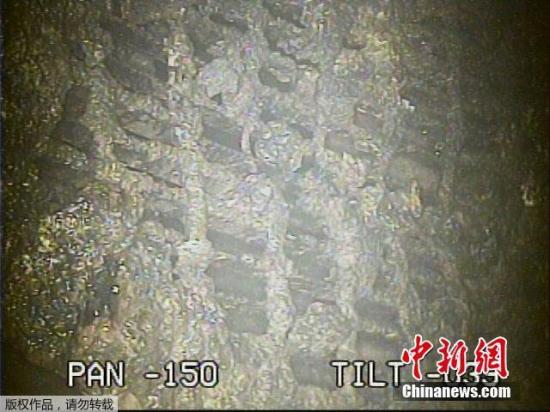 當(dāng)?shù)貢r間2月2日，東京電力公司公布對福島第一核電站2號機(jī)組反應(yīng)堆安全殼內(nèi)拍攝到的圖像。根據(jù)分析，結(jié)果顯示內(nèi)部空間輻射量推算為最大每小時530希沃特。圖為機(jī)器人拍到的受損反應(yīng)堆底部的物質(zhì)。