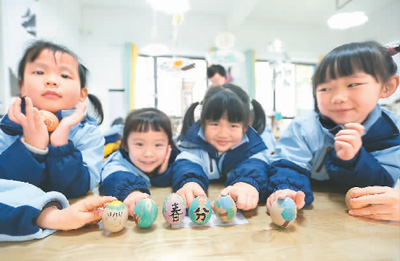 3月18日，貴州省黔南布依族苗族自治州都勻市青云湖幼兒園的小朋友們在體驗立蛋民俗。肖 偉攝（人民視覺）