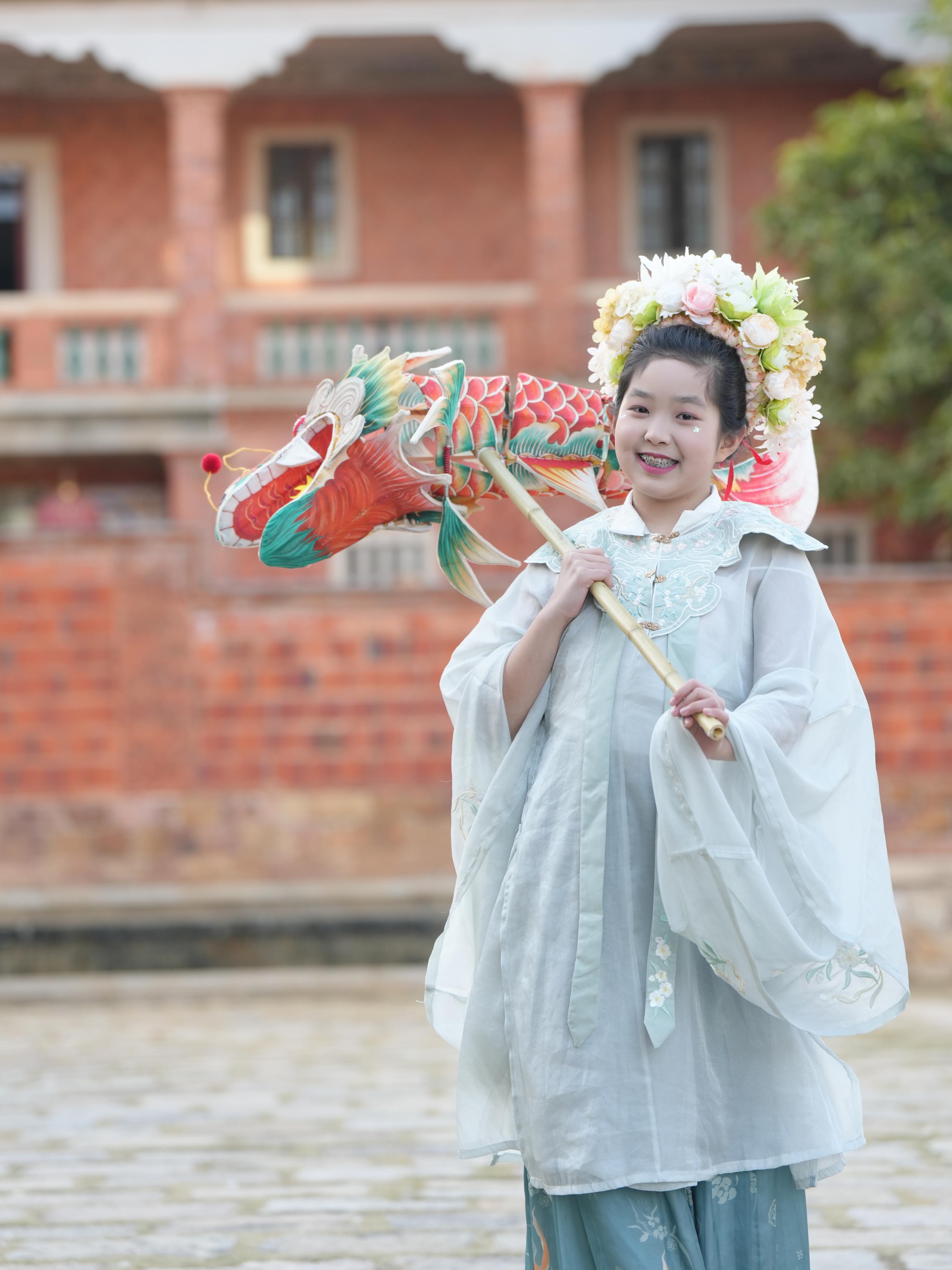 在泉州，沈女士為女兒拍下頭戴簪花的照片。受訪者供圖