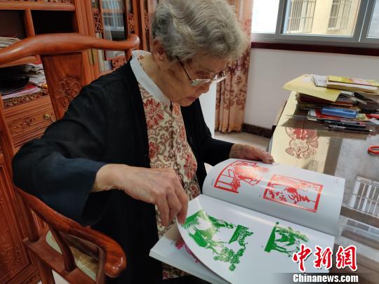 93歲剪紙藝術家:美好定格在裱框中
