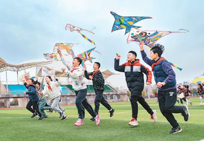 3月18日，江蘇省海安市南屏小學(xué)的孩子們在操場上放風(fēng)箏，感受春天的氣息。翟慧勇攝（人民視覺）