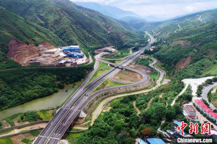 圖為航拍元江至蔓耗高速公路紅河段。云南建投集團供圖
