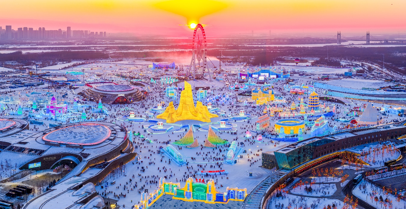 哈爾濱冰雪大世界迎來“開門紅”。人民網(wǎng)記者 蘇靖剛攝