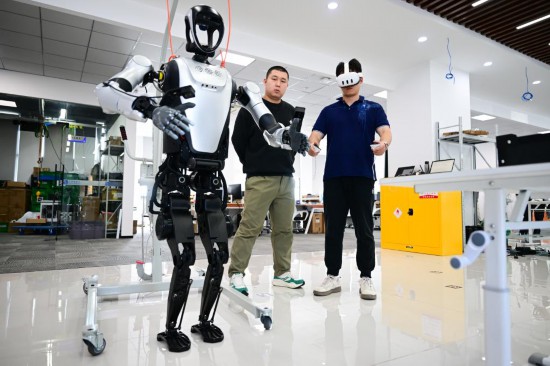 10月24日,在安徽合肥,研發(fā)人員使用VR設備進行機器人遙操作,用于動作捕獲采集數(shù)據。新華社記者 周牧 攝
