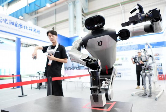 9月5日,在沈陽的2025全球工業(yè)互聯(lián)網大會的展覽區(qū)現(xiàn)場,中國科學院沈陽自動化研究所的機器人工程師在調試具身智能操作系統(tǒng)。新華社記者 李鋼 攝