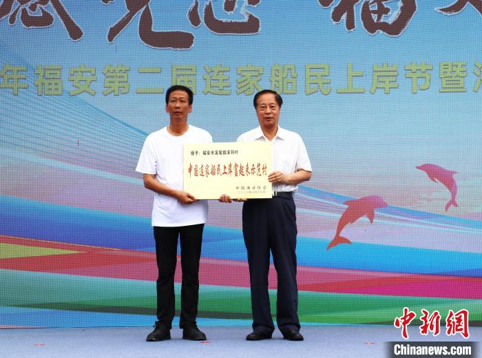 溪邳村獲“中國(guó)連家船民上岸富起來(lái)示范村”榮譽(yù)稱(chēng)號(hào)?！×珠派?攝