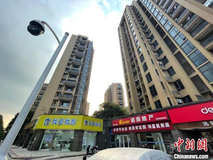 多家房地產(chǎn)中介。 蘇婷 攝