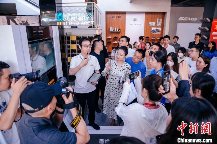在定制鞋門店，顧客只需往腳型測量儀器上一站，幾秒后就會出具一份詳盡的腳型報告?！±钅宪?攝