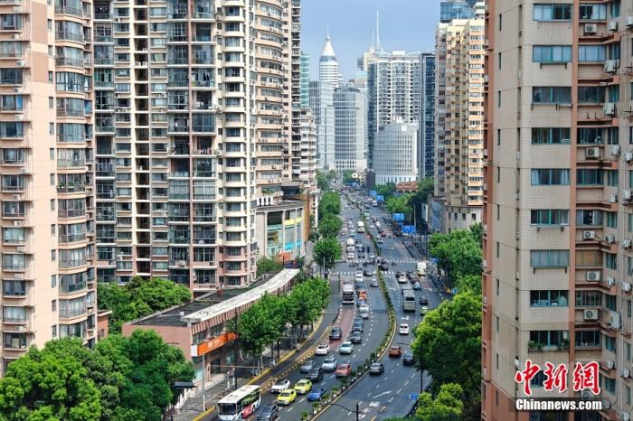 資料圖：上海黃浦區(qū)“老西門(mén)”西藏南路附近高樓林立，交通繁忙，都市風(fēng)景獨(dú)好。 /CNSphoto 王岡 攝