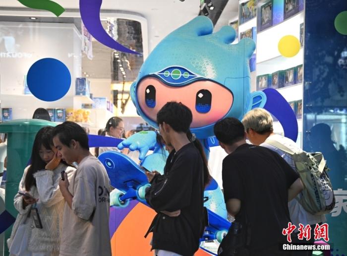 資料圖：9月23日，杭州第19屆亞運(yùn)會(huì)開幕式在浙江杭州奧體中心體育場(chǎng)舉行。圖為游人在亞運(yùn)特許商品店外排隊(duì)購物。<a target='_blank' href='/'>中新社</a>記者 王剛 攝