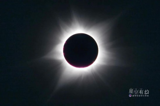 2023年4月20日，天宇上演日全環(huán)食（同一次日食，一部分地區(qū)可見日全食，另一部分地區(qū)可見日環(huán)食）。這是星空攝影師許曉平當(dāng)日在澳大利亞拍攝的日食。（星聯(lián)CSVA供圖）