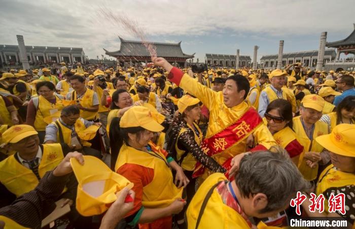 每年的世界客屬石壁祖地祭祖大典吸引著眾多海內(nèi)外客屬前來(lái)參加?！∪魇形麄鞑抗﹫D