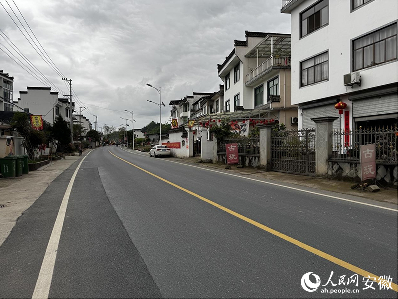 寬敞的S347公路穿過瞻淇村。人民網(wǎng)記者 胡雨松攝