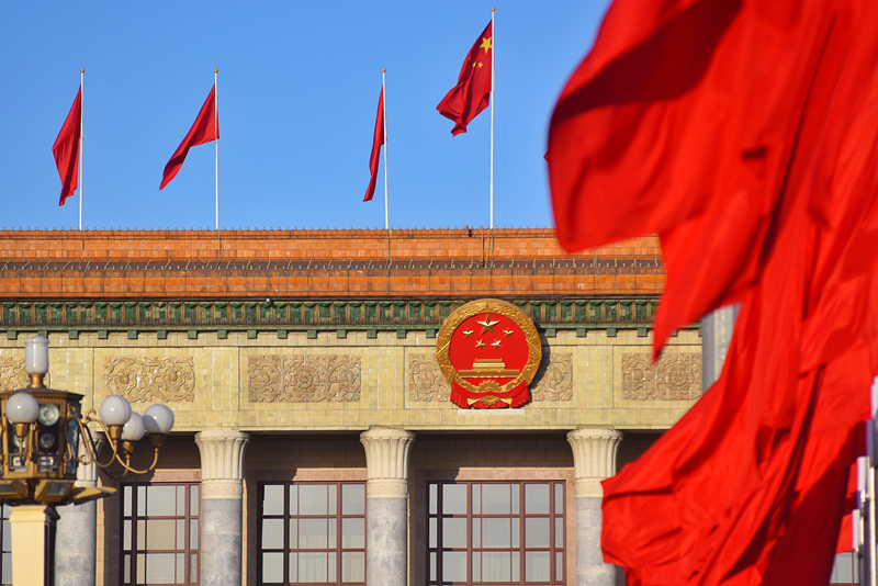 2024年3月8日，北京上空現(xiàn)“兩會(huì)藍(lán)”，人民大會(huì)堂前紅旗飄揚(yáng)。