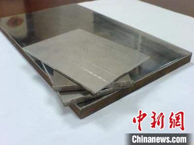 企業(yè)展示的金屬復(fù)合材料產(chǎn)品?！垕I子 攝
