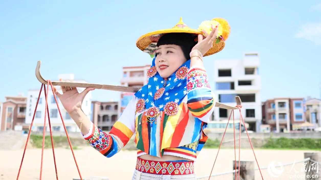 花頭巾包裹,配上寬檐黃斗笠,是惠安女獨(dú)特的“防曬套裝”。人民網(wǎng)記者 李昌乾攝