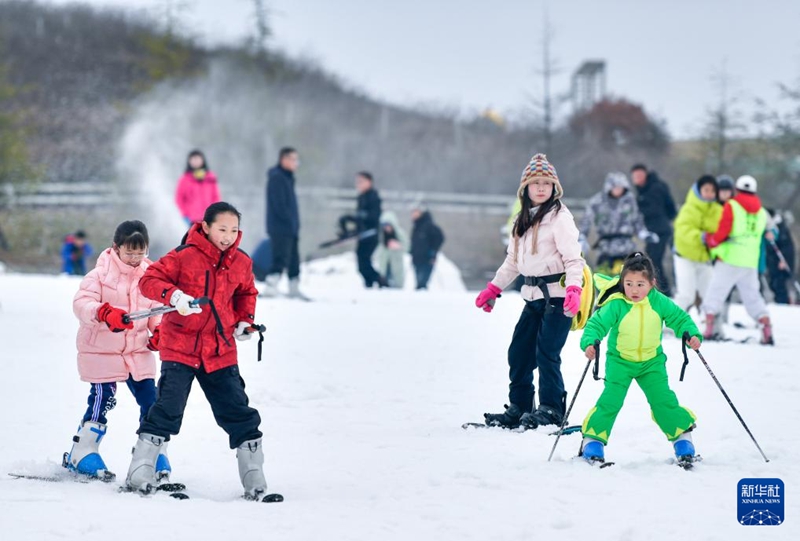 2月23日,滑雪愛(ài)好者在貴陽(yáng)市高坡云頂滑雪場(chǎng)滑雪。新華社記者 楊文斌攝