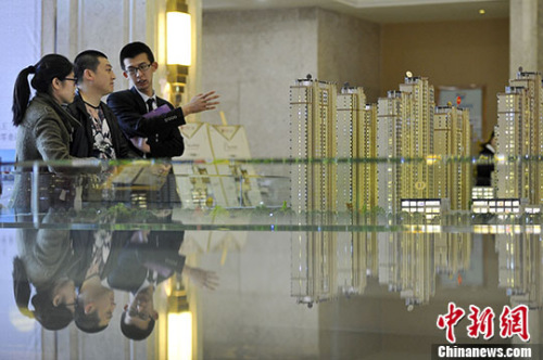 資料圖 置業(yè)顧問向民眾推薦商品房戶型。 <a target='_blank'  _fcksavedurl='http://www.chinanews.com/' _fcksavedurl='http://www.chinanews.com/'></p></table>中新社</a><p>　　記者 韋亮 攝