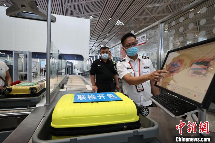 6月25日，在?？诿捞m國際機場T2航站樓，工作人員對完成改造的設(shè)備進行模擬測試。　蔣啟明 攝