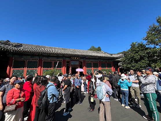 游客在頤和園游覽。人民網記者 李楠樺攝