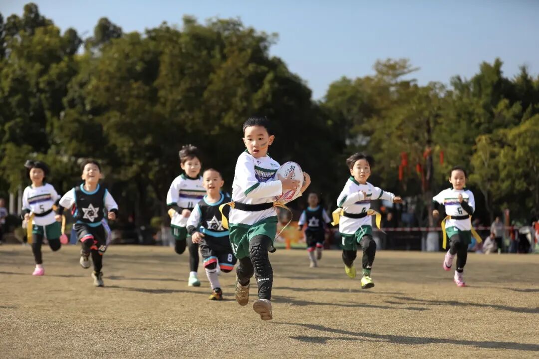 福建省福州市兒童公園，幼兒組隊(duì)員正在進(jìn)行橄欖球比賽。謝貴明攝（人民視覺）