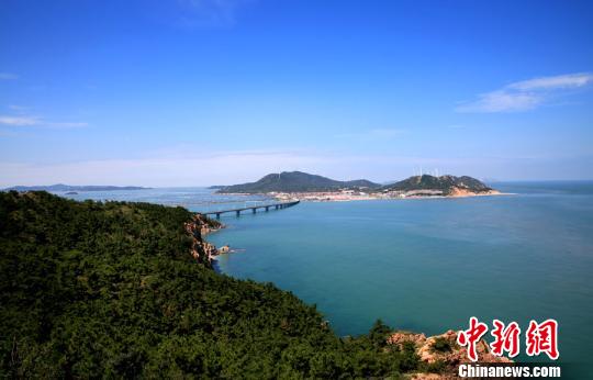 煙臺(tái)環(huán)境優(yōu)美、氣候宜人，遍布的海水浴場(chǎng)、濱海觀光景點(diǎn)為游艇帆船產(chǎn)業(yè)發(fā)展創(chuàng)造了條件。(資料圖) 楊兵 攝