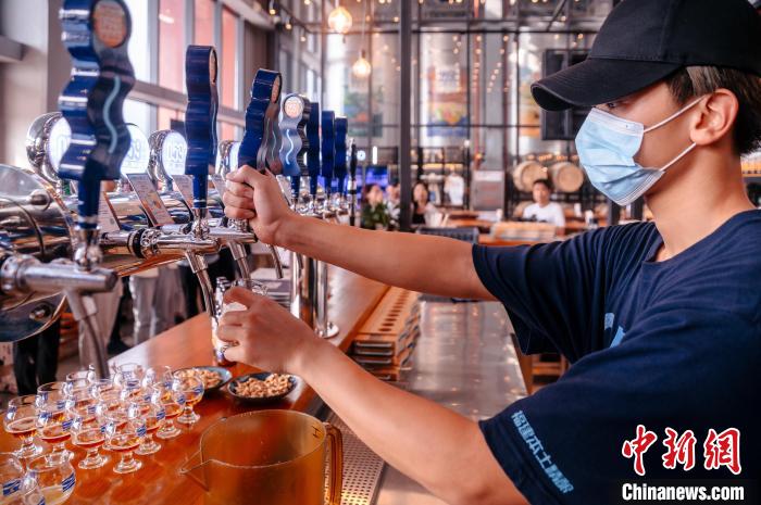 圖為百威雪津啤酒莆田基地工作人員正在打酒?！±钅宪?攝